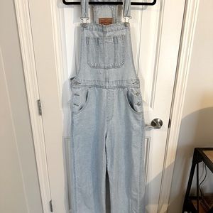 Levi’s overalls never worn